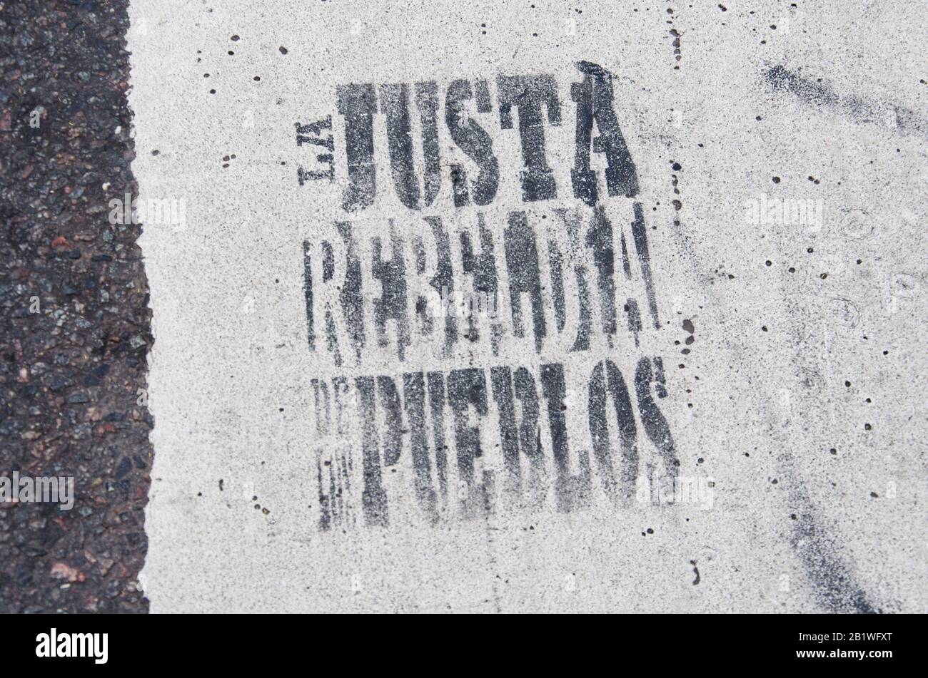 Capital Federal, Buenos Aires / Argentina; 2 settembre 2016: Messaggio scritto con stencil in strada, in una dimostrazione di massa contro il governo Foto Stock