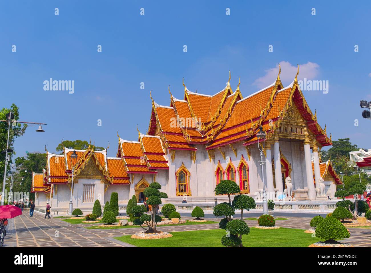 Tempio di Wat Benchamabophit, situato a Bangkok, Thailandia, conosciuto anche come il Tempio del marmo. Vista frontale laterale. Foto Stock