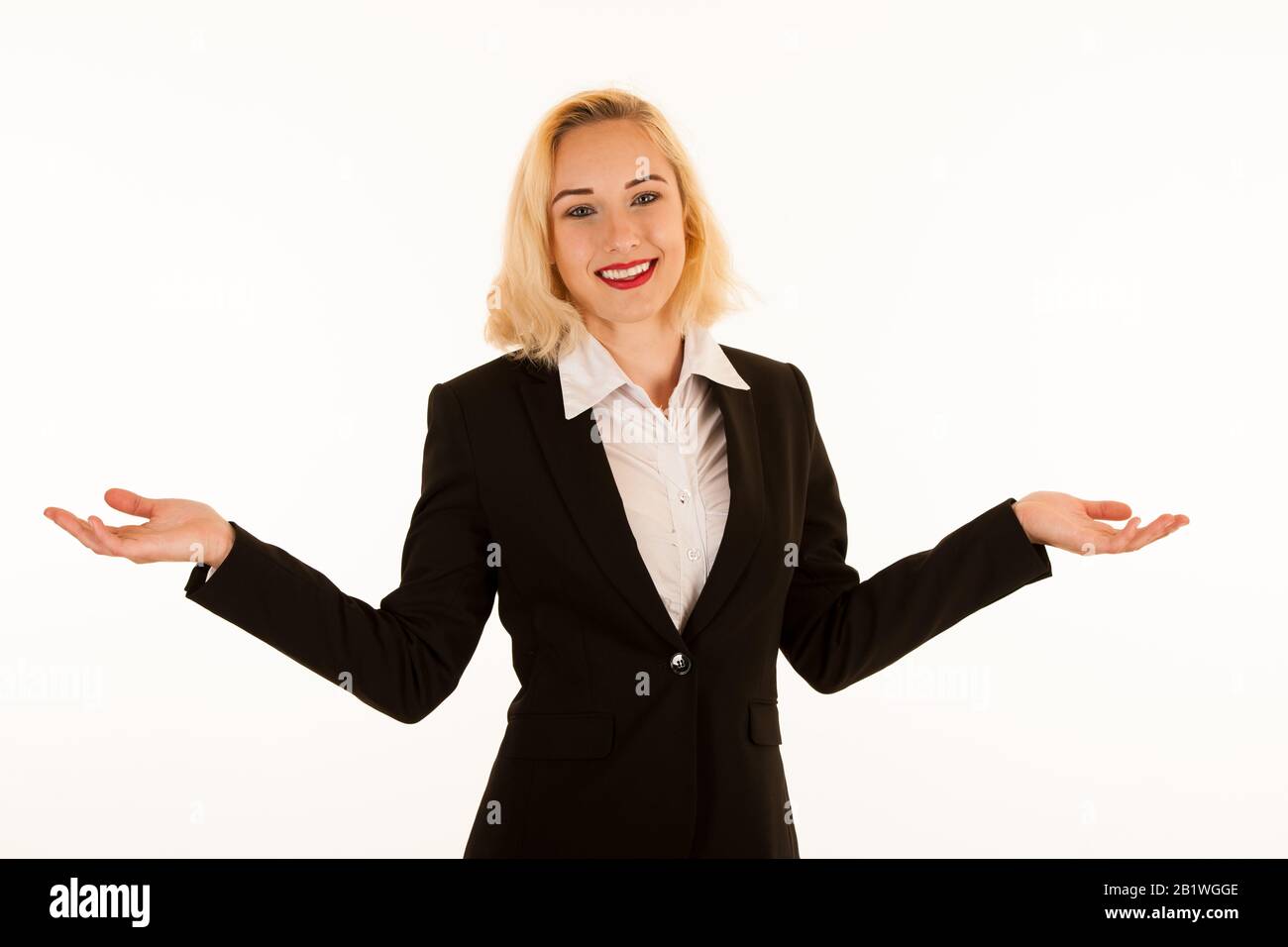 Bella bella bella ragazza bionda che punta in copyspace quando fa pubblicità a un prodotto Foto Stock