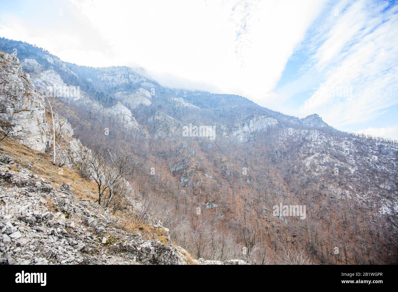 Bella vista panoramica della natura paesaggio invernale sulla montagna Rtanj, Serbia orientale. Foto Stock