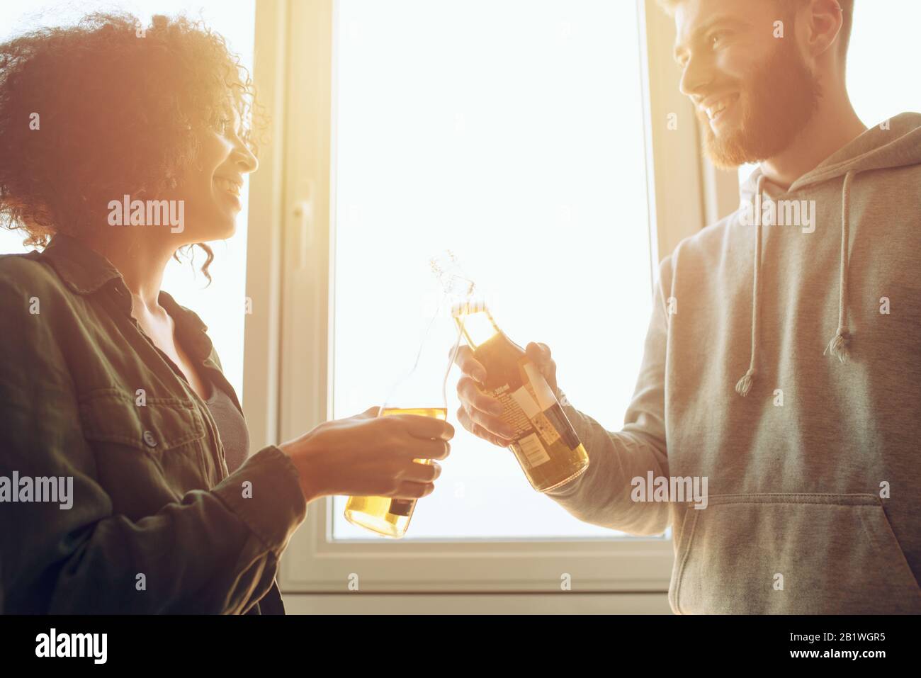 Gli amici hanno una birra in una giornata di sole. Concetto di amicizia e coppia Foto Stock