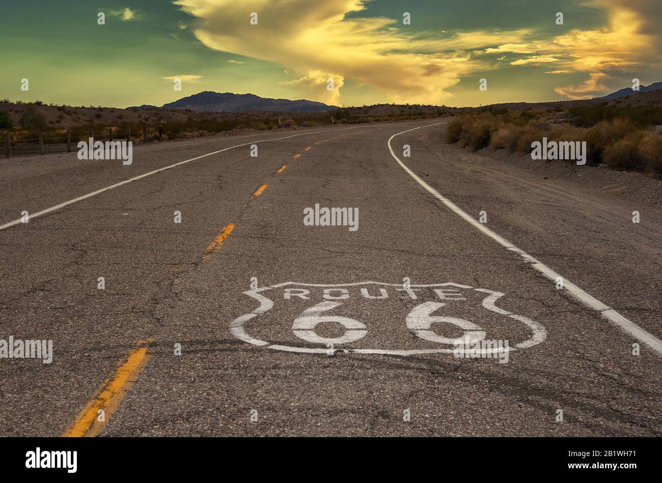 Itinerario vuoto 66 in California, USA al tramonto con indicazione su strada Foto Stock