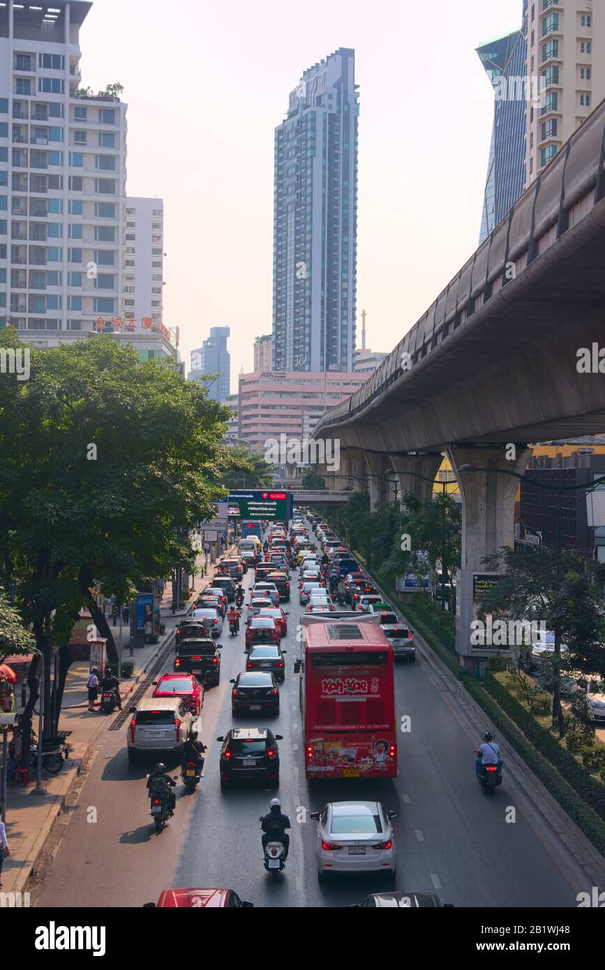 Traffico pesante su un ampio viale nel centro di Bangkok, Thailandia. Vista elevata. Foto Stock