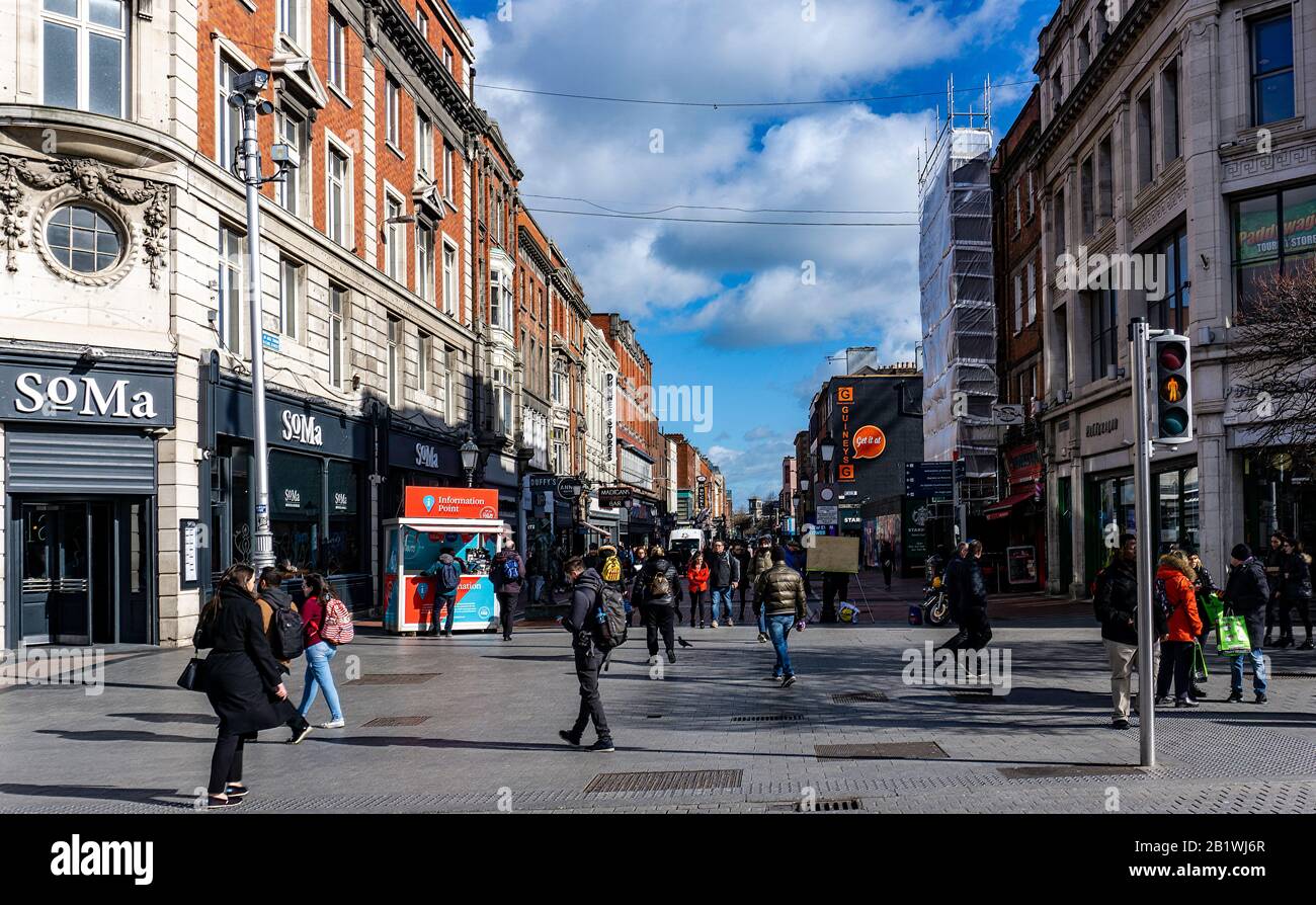 North Earl Street, Dublino, Irlanda, una zona commerciale molto frequentata, vista da o'Connell Street Foto Stock