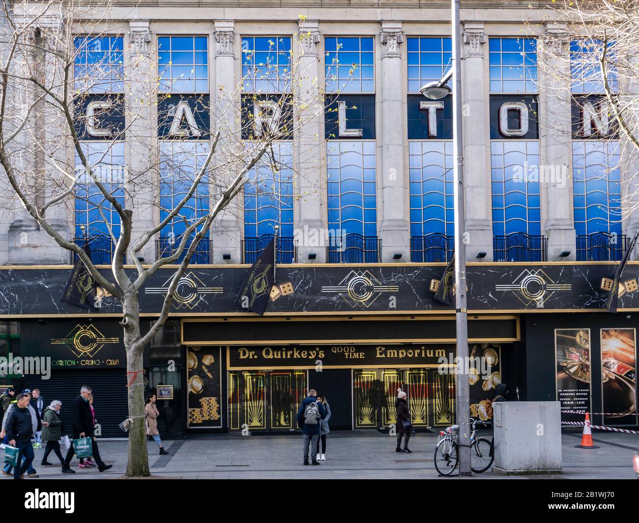 Il Carlton Cinema Building di o'Connell Street, Dublino, Irlanda, ora occupato dal Dr. Quirkey's Good Time Emporium. Foto Stock