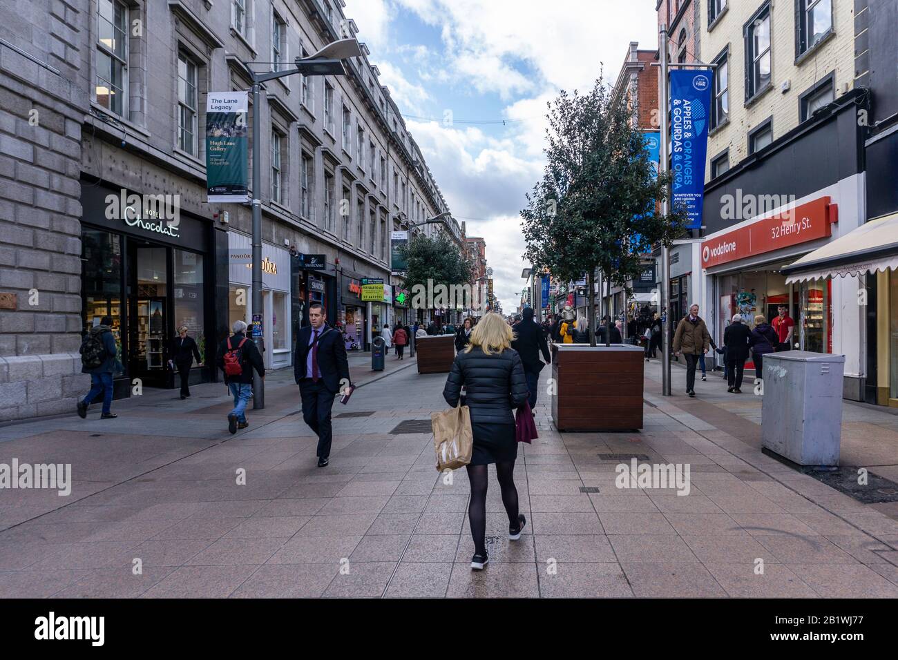 La cima di Henry Street, Irlanda, una delle strade più trafficate di Dublino, vista da o'Connell Street Foto Stock