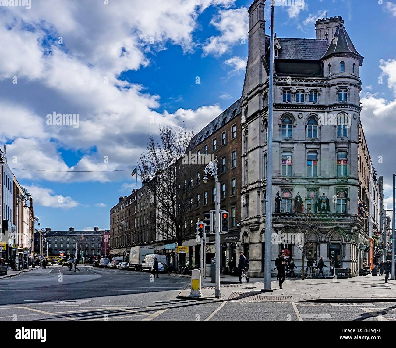 D'Olier Street, Dublino, Irlanda, vista da o'Connell Street con il Lafayette Building che ospita il museo delle cere, sulla destra. Foto Stock