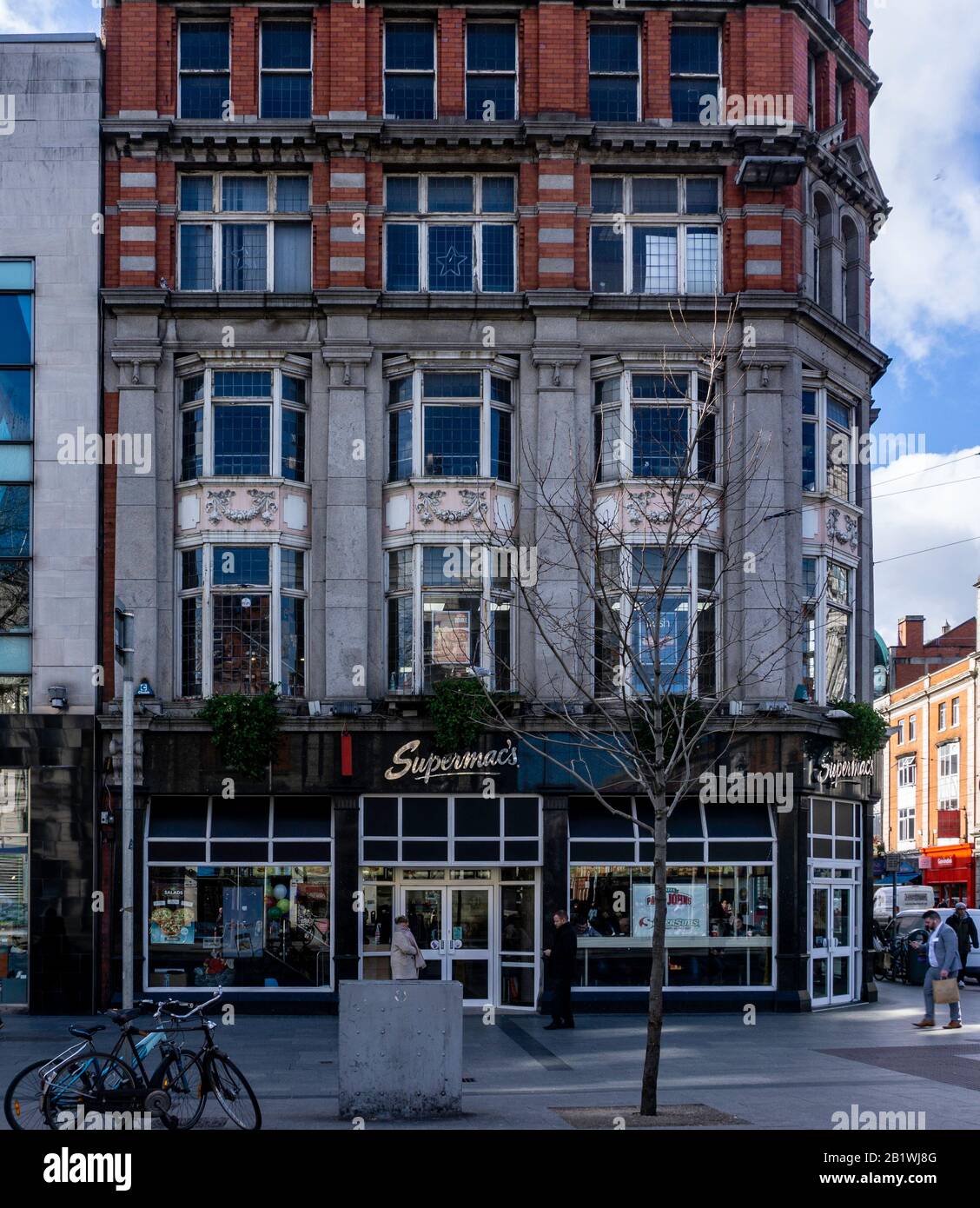Un ramo della catena di ristoranti Irlandese di Supermac in o'Connell Street, Dublino, Irlanda. Foto Stock
