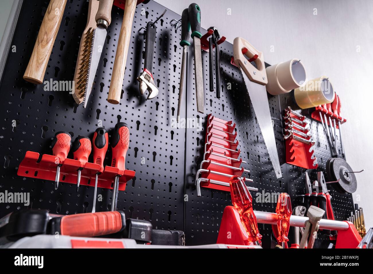 Strumenti Toolkit Su Scheda Di Metallo In Garage Foto Stock