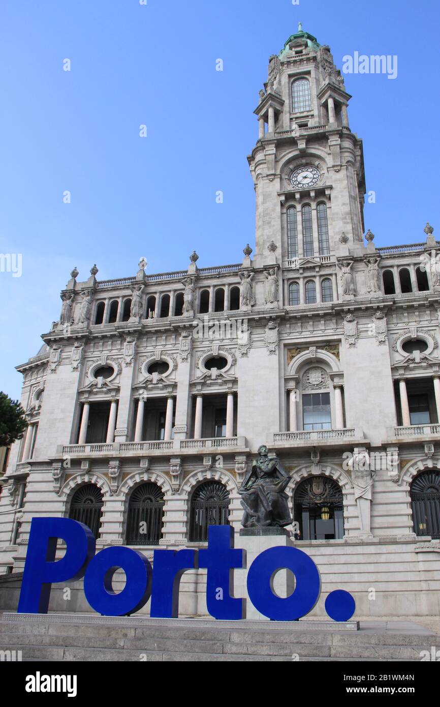 Grandi lettere blu installate di fronte al municipio di Porto, PORTOGALLO, PETER GRANT Foto Stock