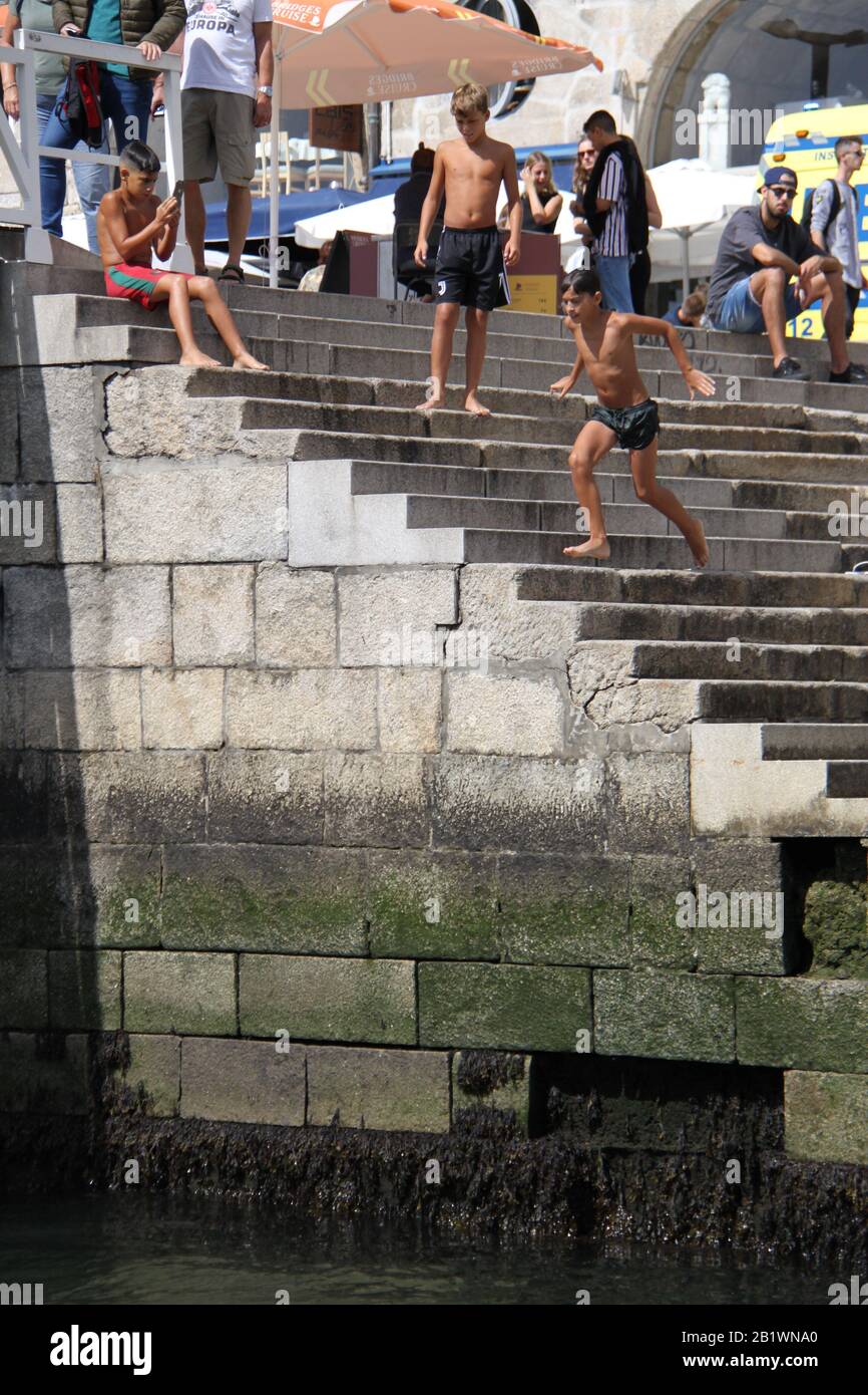 Ragazzi che si tuffano nel fiume Douro e che intrattengono i turisti estivi, Porto, PORTOGALLO, PETER GRANT Foto Stock