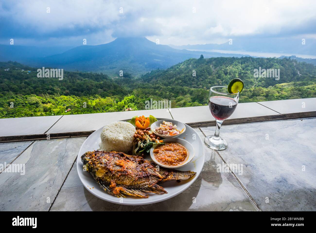 Pranzo con vista del Monte Batur dal versante vulcanico della caldera di Batur a Kintamani, Bali, Bangli Regency di Bali, Indonesia Foto Stock
