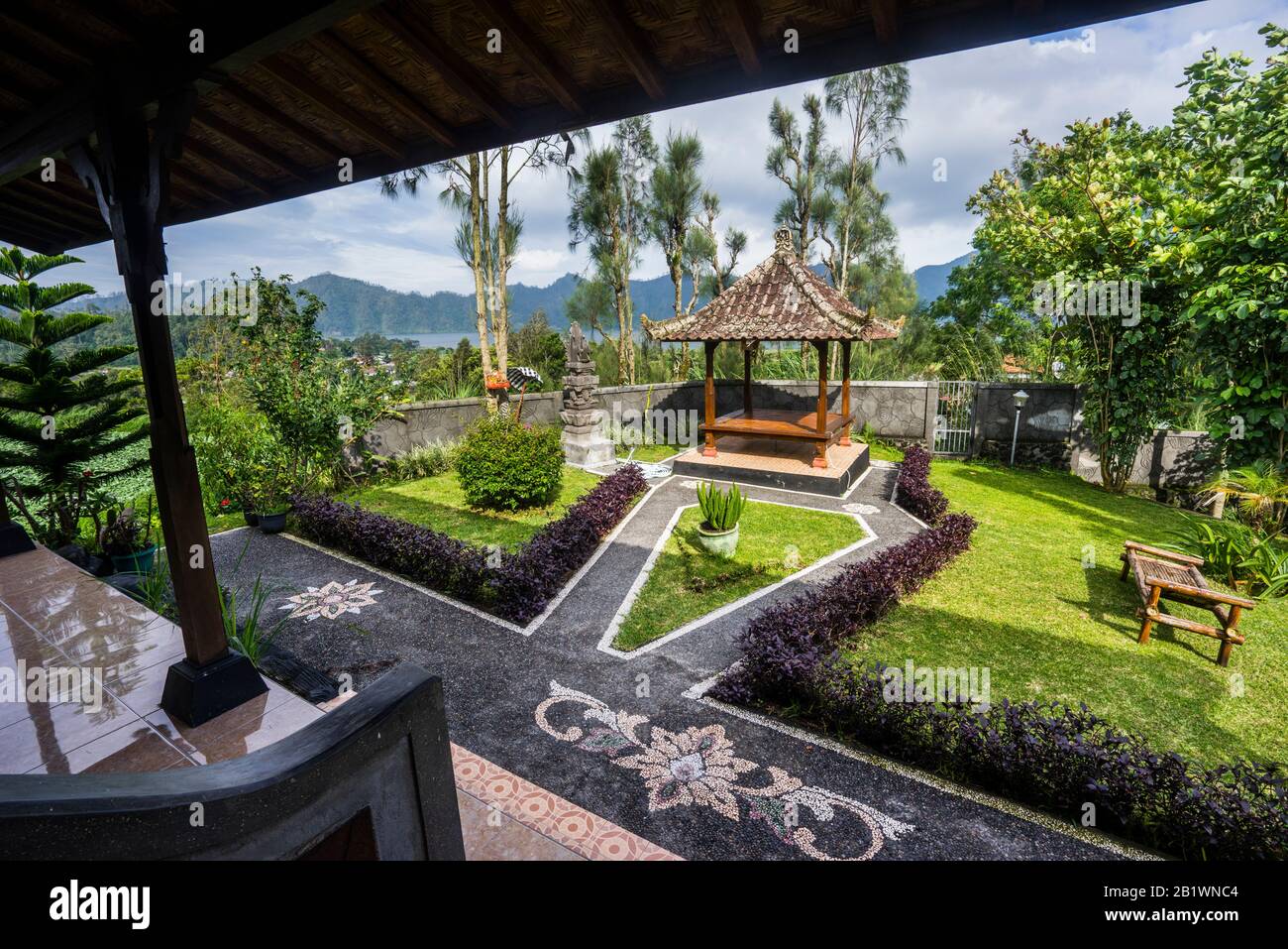 Giardino tropicale paesaggistico con padiglione al Mapa Lakeview Bungalow sulle pendici del Monte Batur, Bali, Indonesia Foto Stock