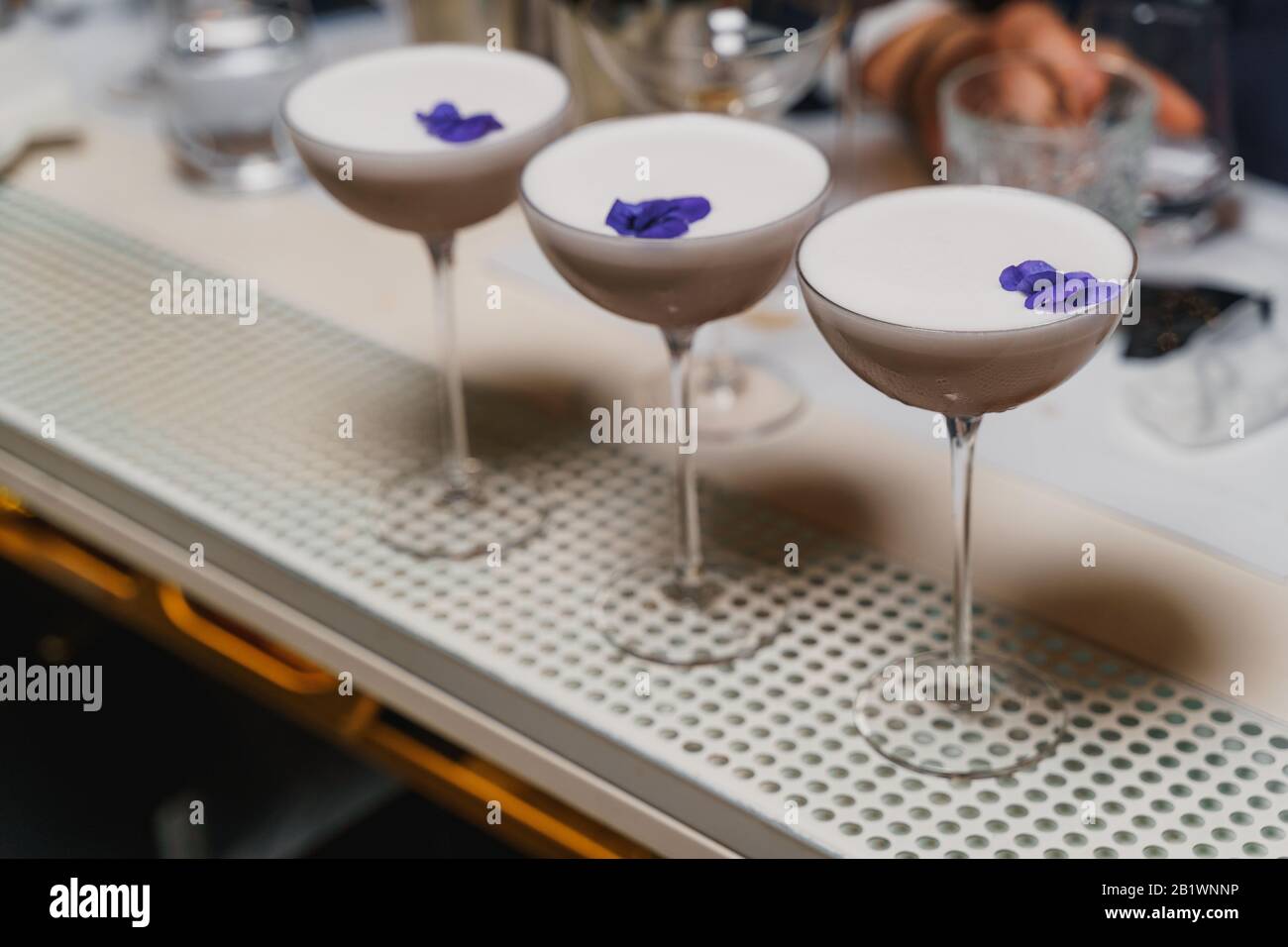 Bei cocktail da caffè decorati con petali di fiori violacei Foto Stock