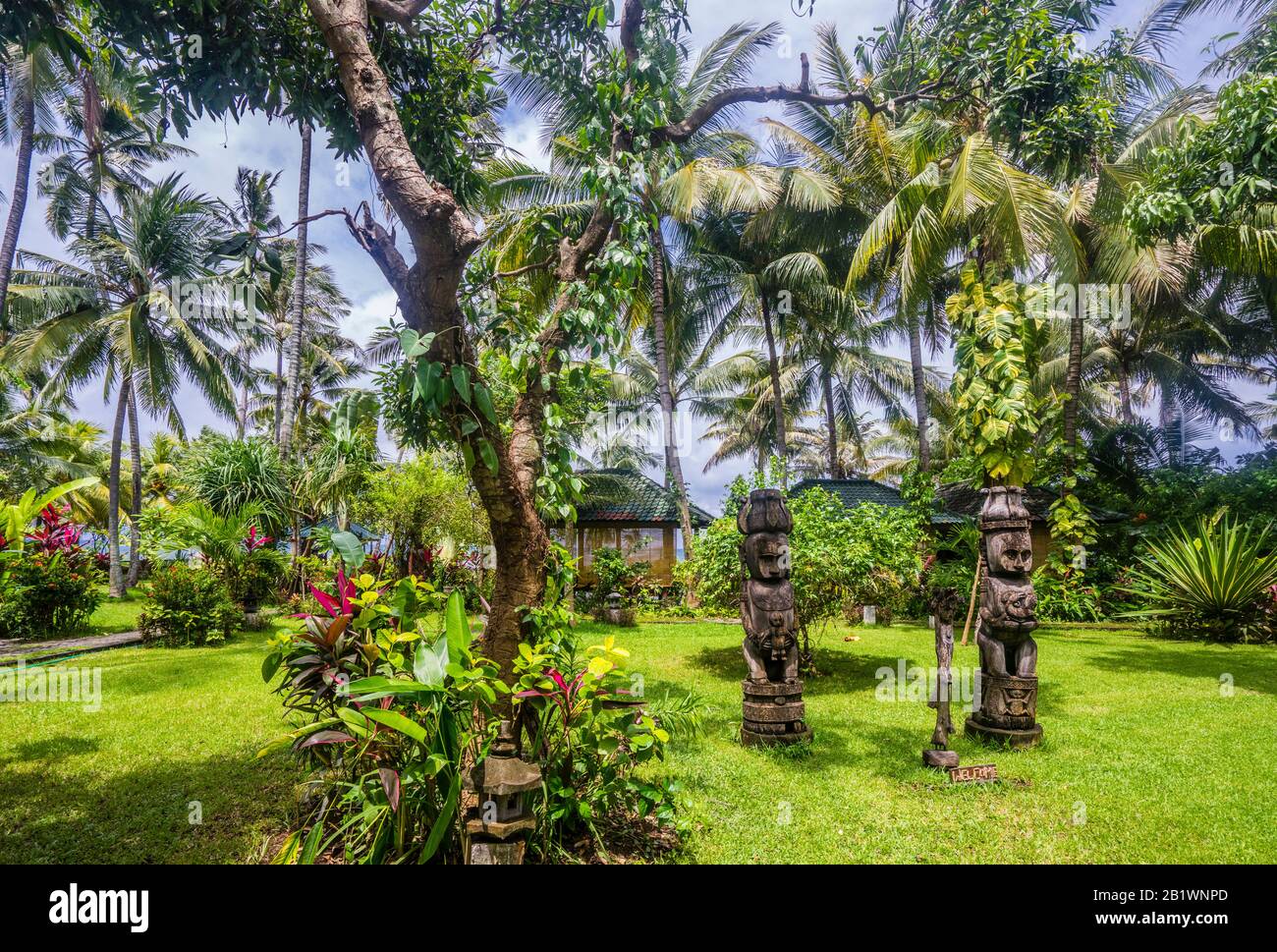 Giardino tropicale paesaggistico al Felicianas Resort, costa nord di Bali, Indonesia Foto Stock