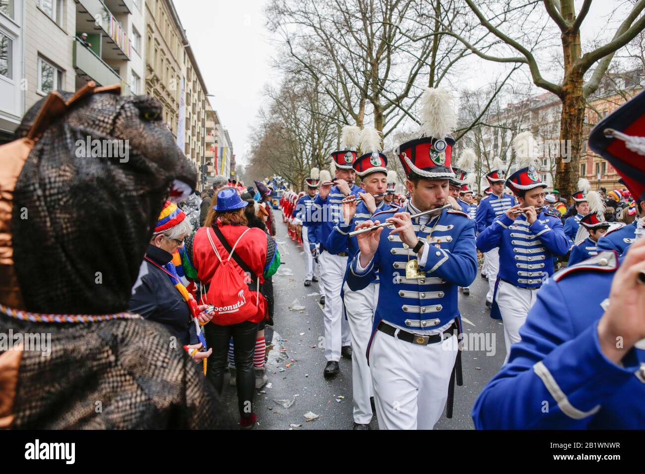 Magonza, Germania. 24th febbraio 2020. Membri della band marching Spielmannszug der Kgl. Bayer. Landwehr Esselbach marzo in Mainz Rose Lunedi sfilata. Circa mezzo milione di persone hanno fiancheggiato le strade di Magonza per la tradizionale sfilata del Carnevale di Rose Monday. La lunga sfilata di 9 km con oltre 9.000 partecipanti è una delle tre grandi Sfilate del lunedì delle Rose in Germania. Foto Stock