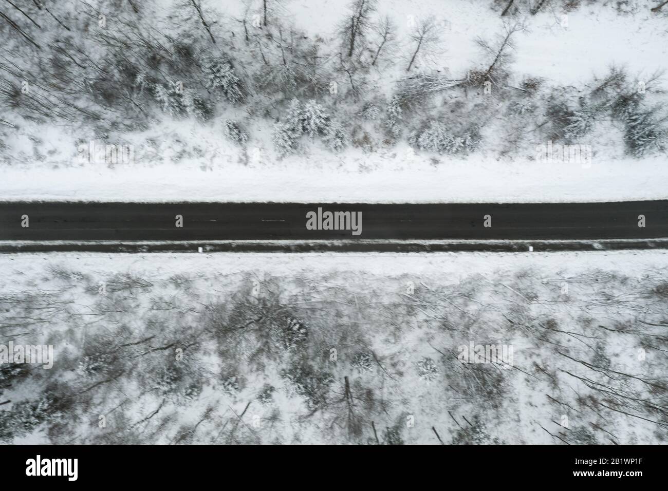 Veduta aerea della neve sulla strada invernale come una linea orizzontale diritta. Foto Stock