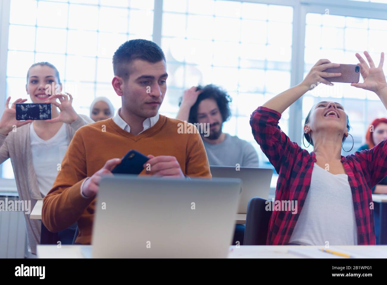 Gruppo di giovani multietnici Business persone che fanno selfie dopo il loro lavoro su nuovo progetto. Foto Stock