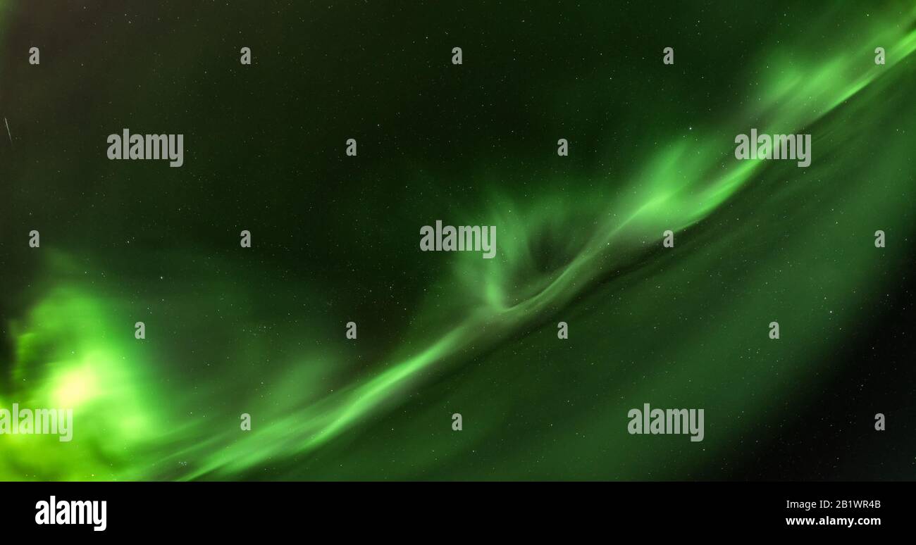 Primo piano foto ad alta definizione di aurora verde molto brillante con stelle che brillano dietro di esso, sembra big bang, preso nel nord della Svezia, senza nuvole, molto g. Foto Stock