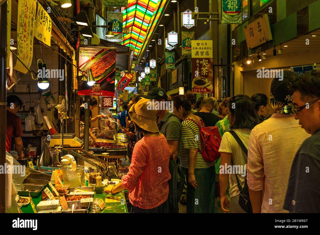 Kyoto, Giappone, 18 agosto 2019 – Vista del mercato Nishiki, un vivace mercato al dettaglio specializzato in tutti i prodotti alimentari correlati come il pesce fresco Foto Stock