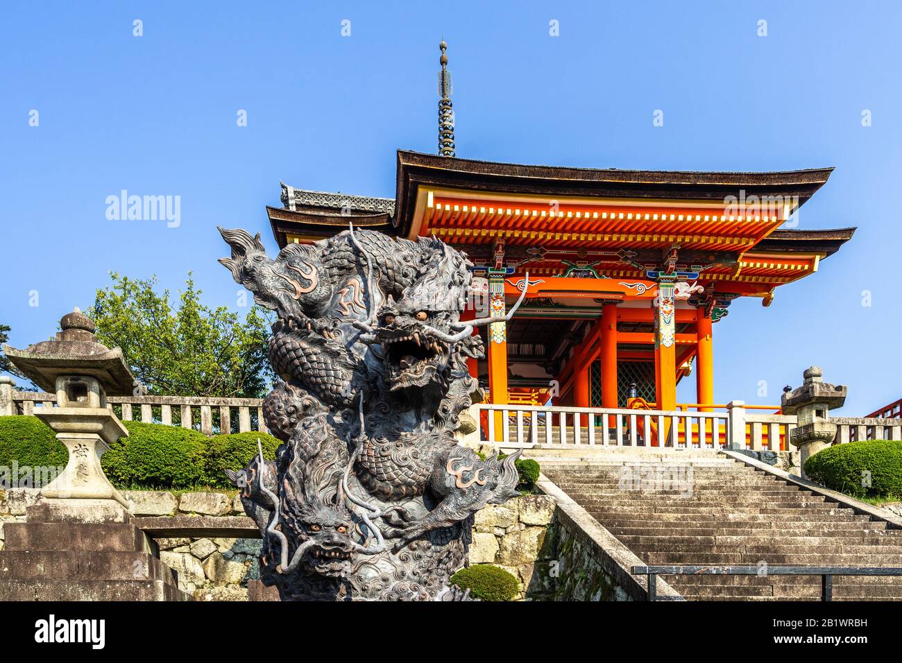 Statua del Drago all'ingresso del Tempio di Kiyomizudera, Kyoto, Giappone Foto Stock