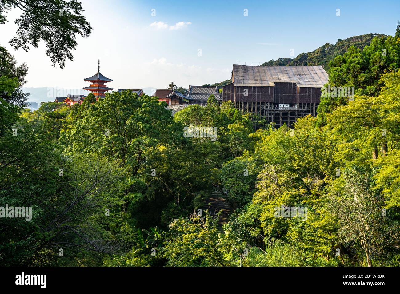 Vista panoramica del tempio di Kiyomizu-dera a Kyoto, immerso in un bellissimo paesaggio naturale, in Giappone Foto Stock