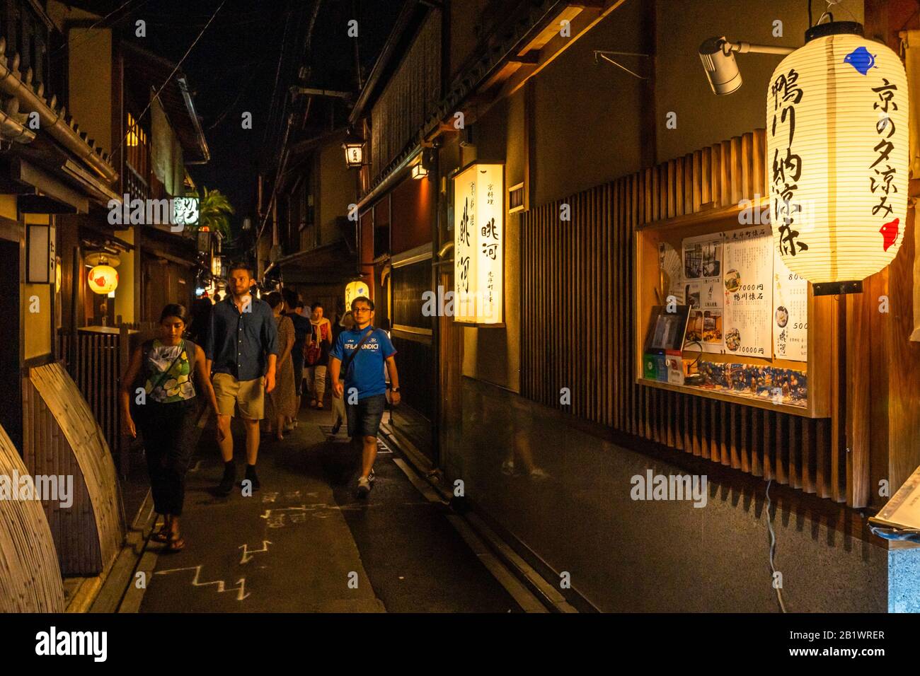 Kyoto, Giappone, 18 agosto 2019 - passeggiata turistica a Pontocho, una delle zone da pranzo più suggestive di Kyoto, piena di ristoranti giapponesi tradizionali Foto Stock