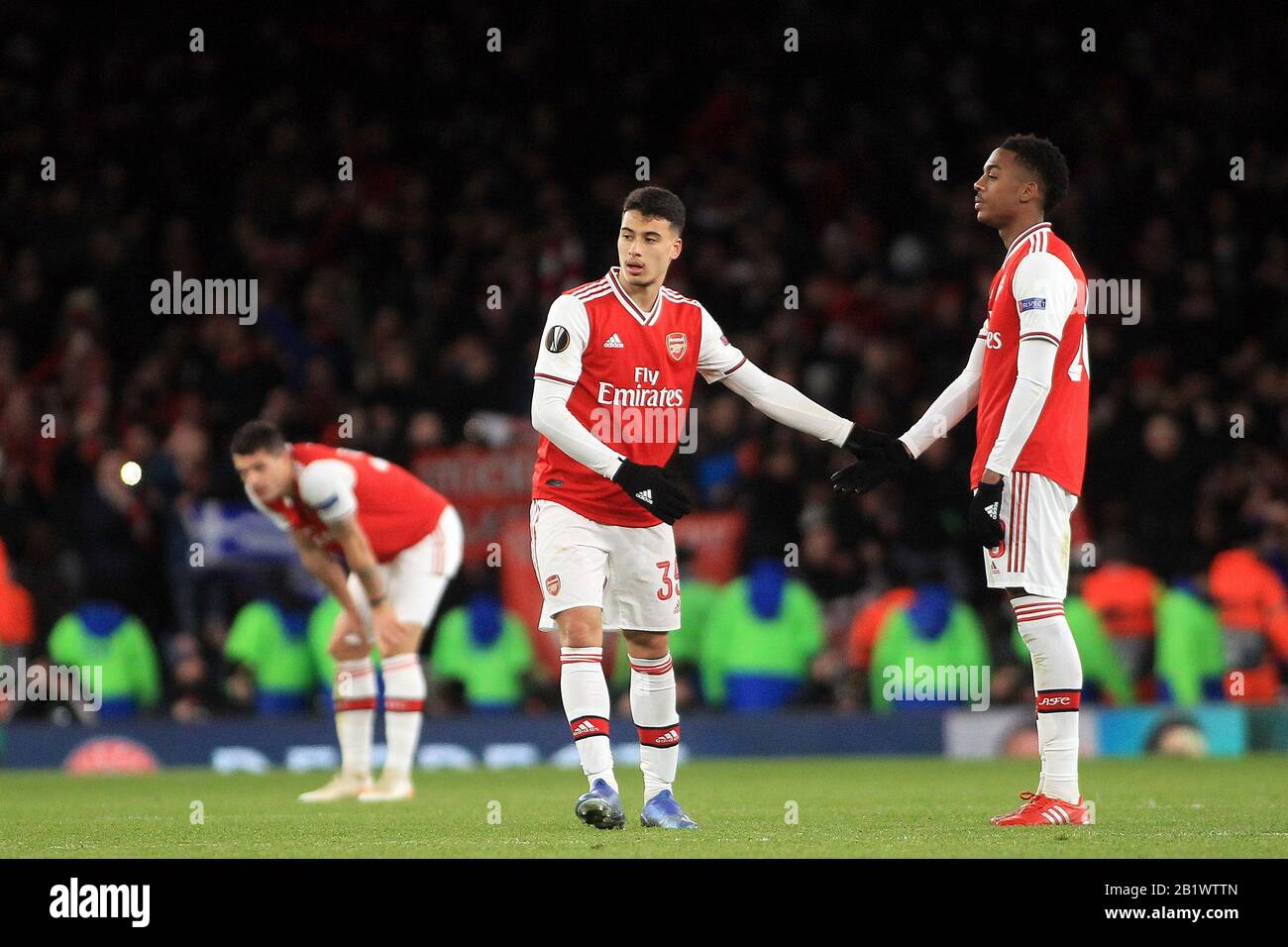 Londra, Regno Unito. 27th Feb, 2020. I giocatori dell'Arsenal si levano in piedi e osservano dejected al fischio finale. UEFA Europa League, round of 32, 2nd leg match, Arsenal contro Olympiacos all'Emirates Stadium di Londra giovedì 27th febbraio 2020. Questa immagine può essere utilizzata solo a scopo editoriale. Solo uso editoriale, licenza richiesta per uso commerciale. Nessun uso nelle scommesse, nei giochi o in un singolo club/campionato/player publications . pic by Steffan Bowen/Andrew Orchard sports photography/Alamy Live News Credit: Andrew Orchard sports photography/Alamy Live News Foto Stock