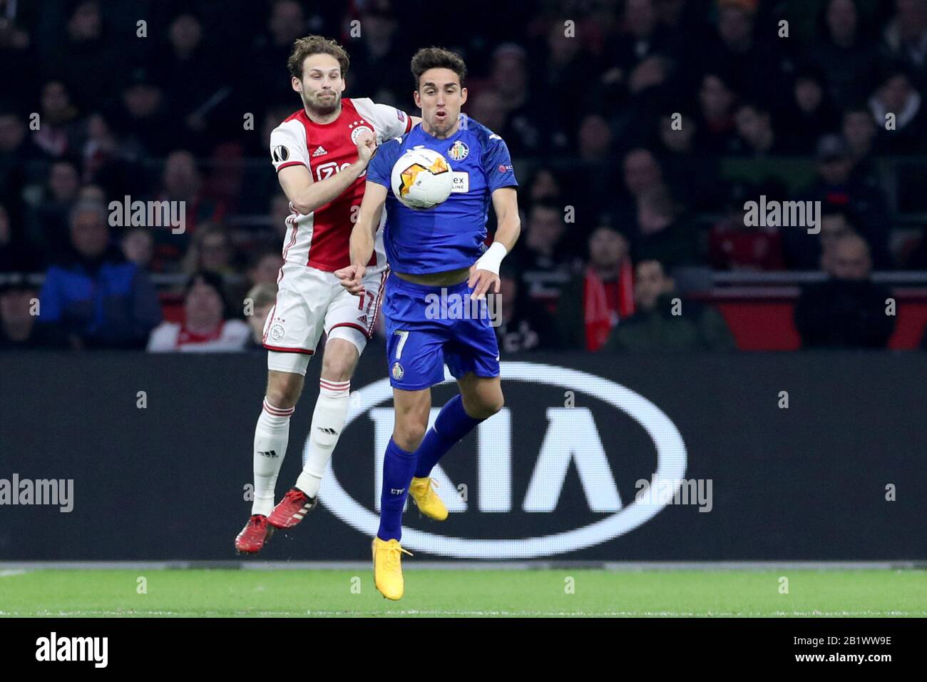 27 febbraio 2020 Amsterdam, Paesi Bassi Calcio Ajax v Getafe L-R: Daley cieco di Ajax e Jaime Mata di Getafe Foto Stock