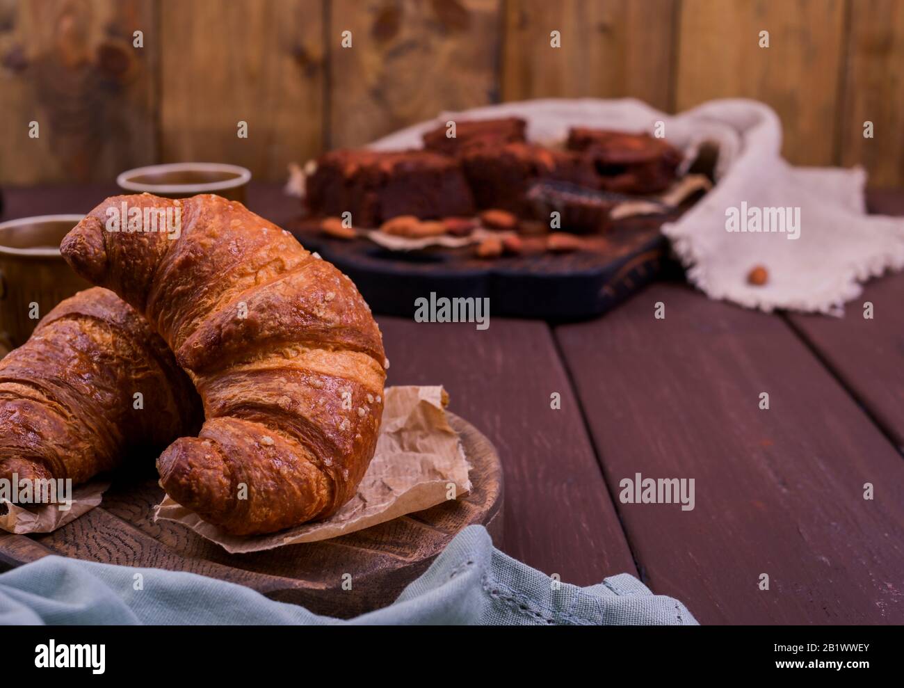 Croissant su un tavolo di legno. Deliziose torte fatte in casa. Spazio libero per il testo Foto Stock