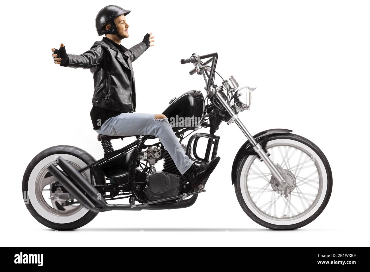 Giovane biker che guida una moto chopper personalizzata senza mani isolato su sfondo bianco Foto Stock