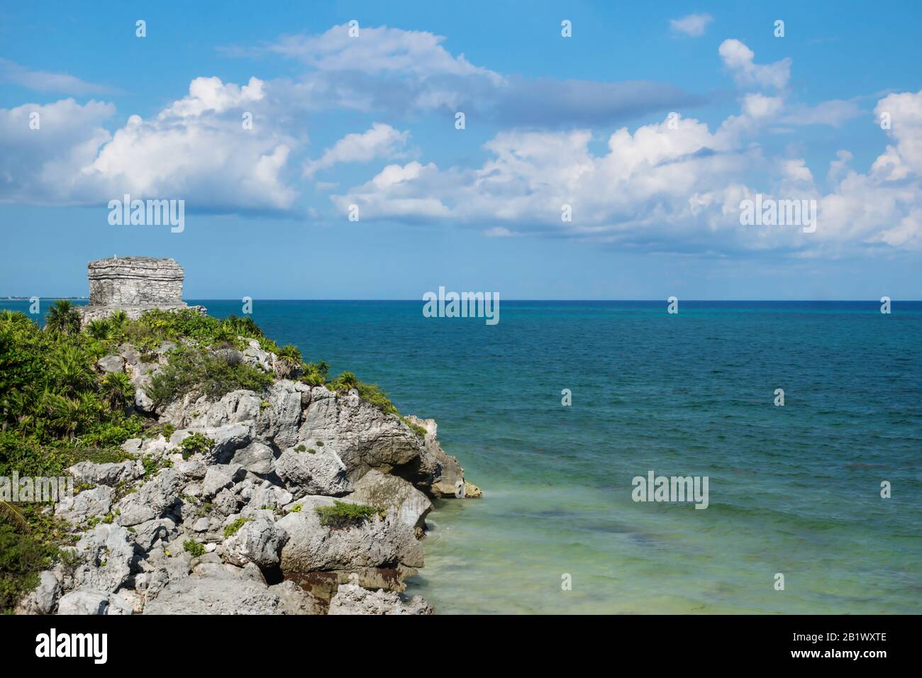 Dio dei venti tempio lungo il Maya Riveria turchese oceano, Tulum, Messico Foto Stock