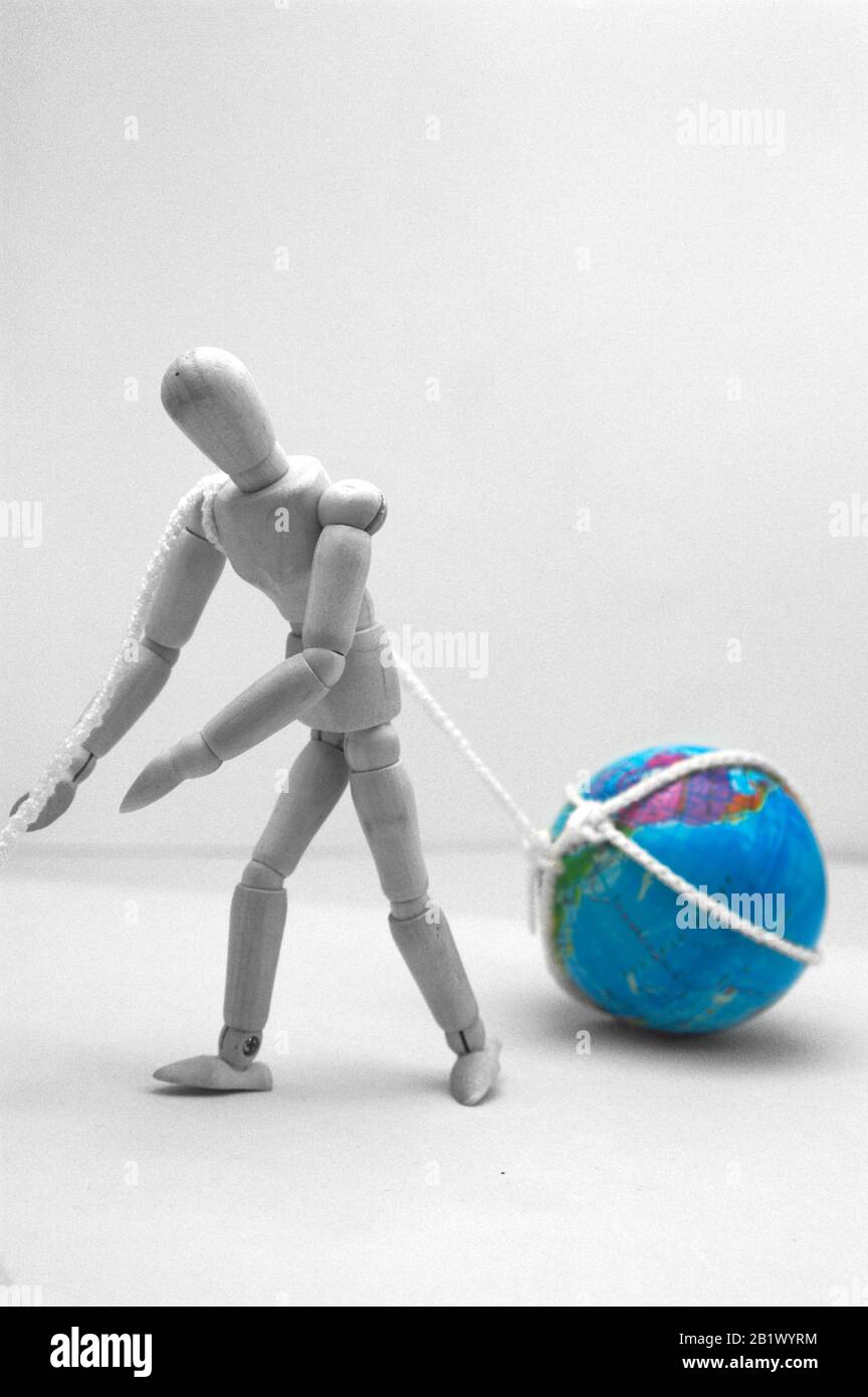 Un manichino spazza il mondo. Immagine concettuale che si riferisce all'esaurimento di portare un sacco di emotivo o di carico di lavoro a cui questo mondo è soggetto Foto Stock