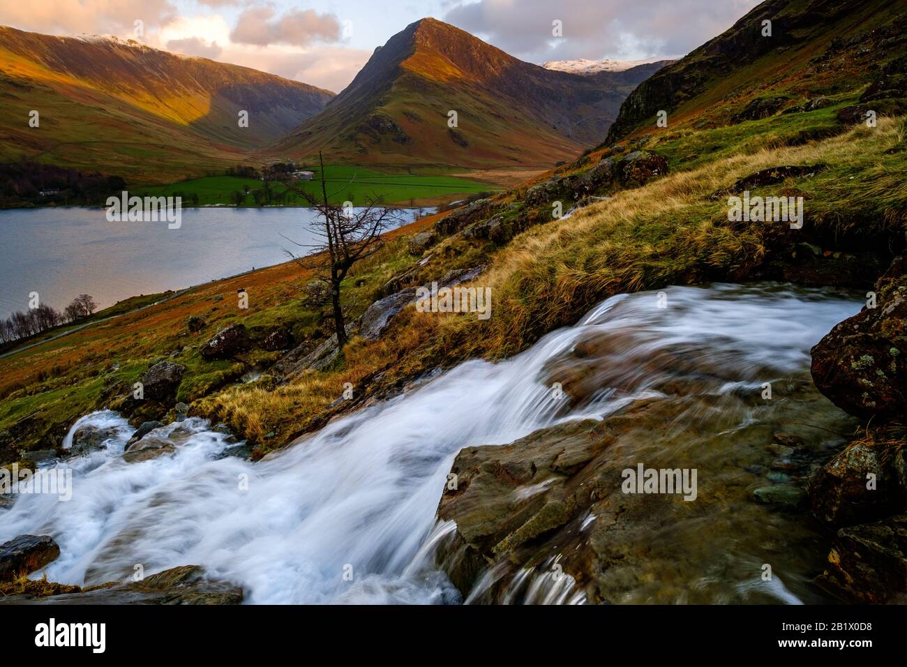 Cascata Comb Beck, lago Buttermere e Fleetwith Pike nel Lake District inglese. Foto Stock