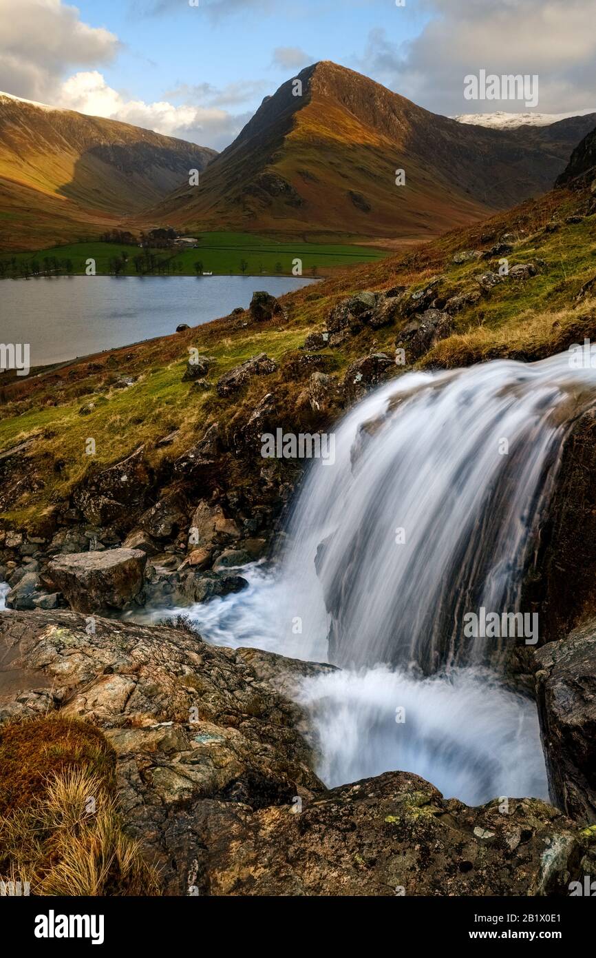 Cascata Comb Beck, lago Buttermere e Fleetwith Pike nel Lake District inglese. Foto Stock