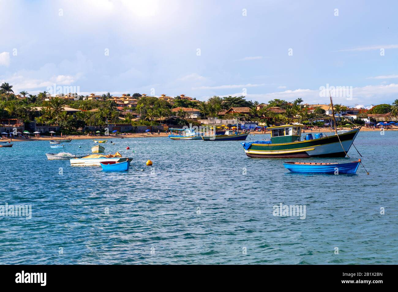 Buzios, Brasile. Spiaggia di Ferradura. Bella vista di molte barche ancorate nella baia. Estate e destinazione di vacanze in Sud america. Foto Stock