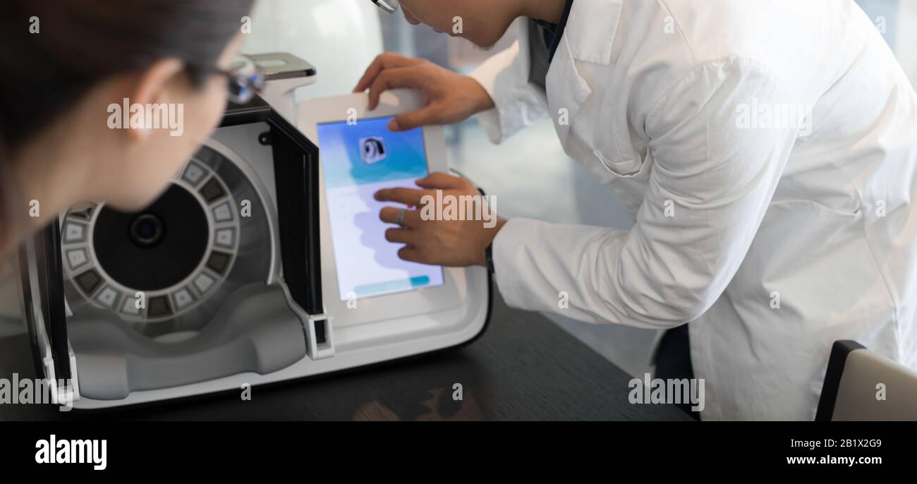 Pechino, СHINA - 01 GIUGNO 2019: I medici si sono avvicinati alle moderne apparecchiature di diagnostica sanitaria. Foto Stock