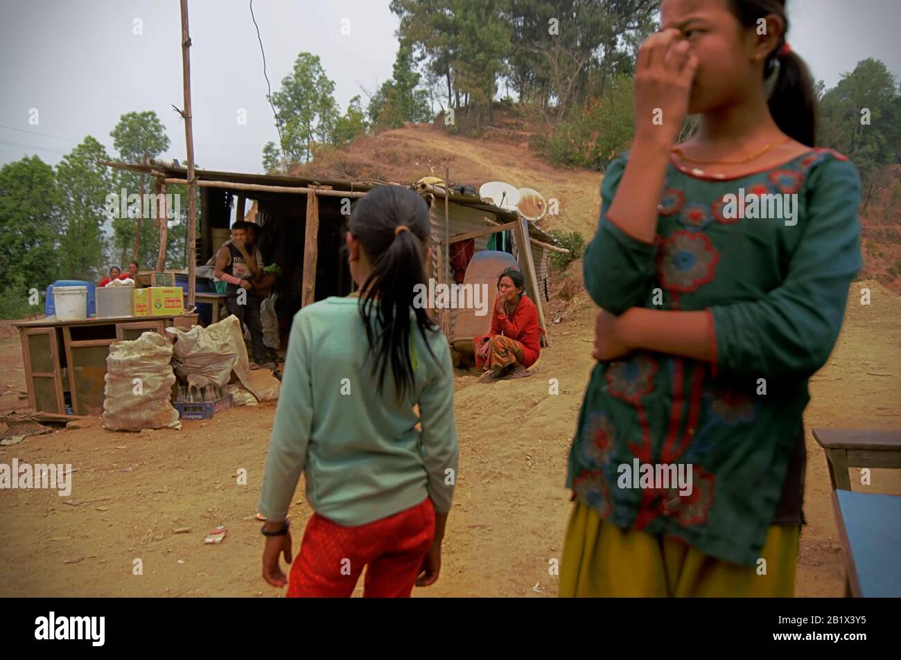 Un anno dopo i terremoti dell'aprile 2015, la comunità di Chandani Mandan, Kavrepalanchowk, Nepal, vive ancora in rifugi temporanei. © Reynold Sumayku Foto Stock