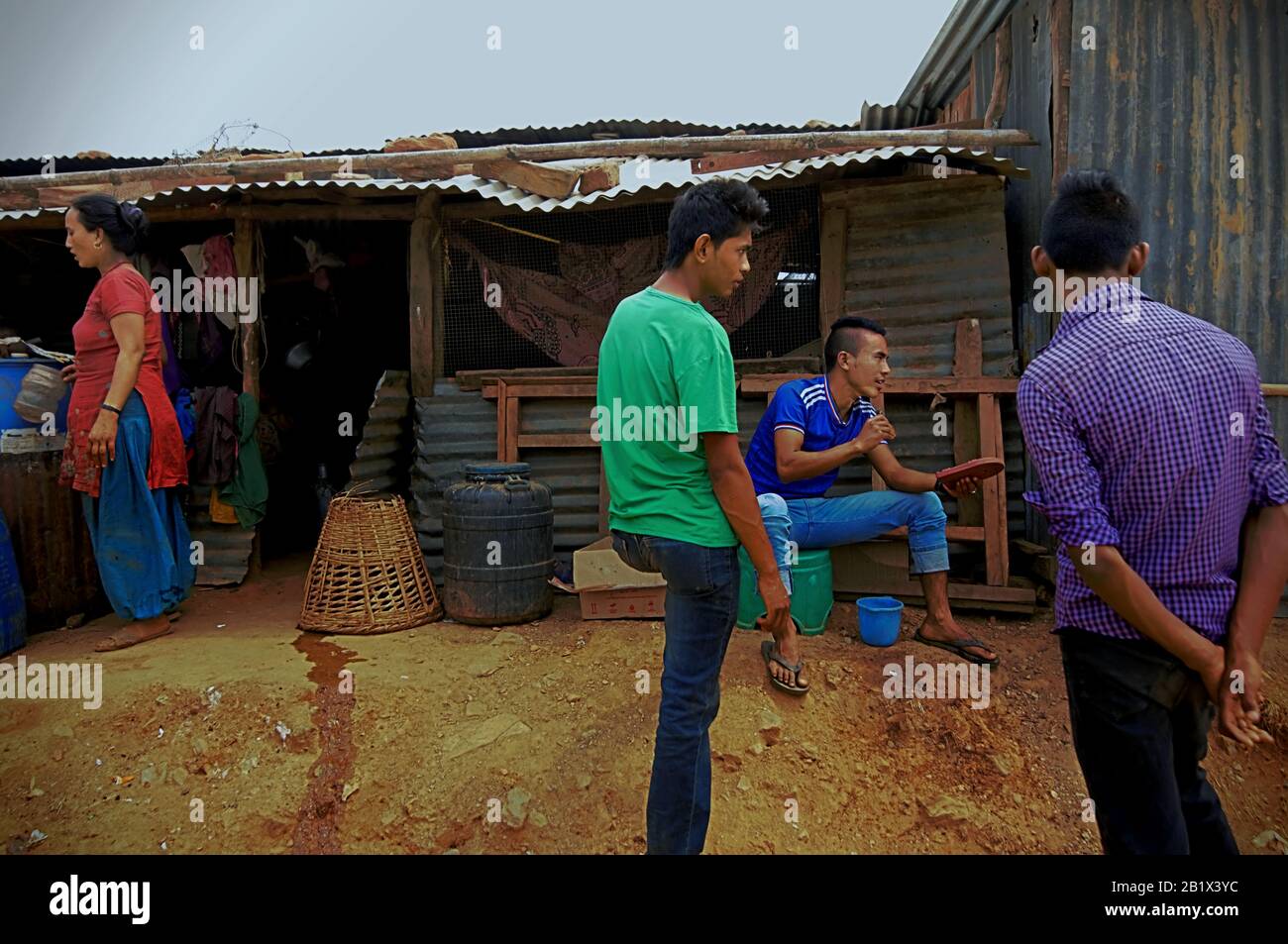 Un anno dopo i terremoti di aprile 2015, la comunità locale nel villaggio di Chandani Mandan, Kavrepalanchowk, Nepal, vive ancora in rifugi temporanei. Foto Stock