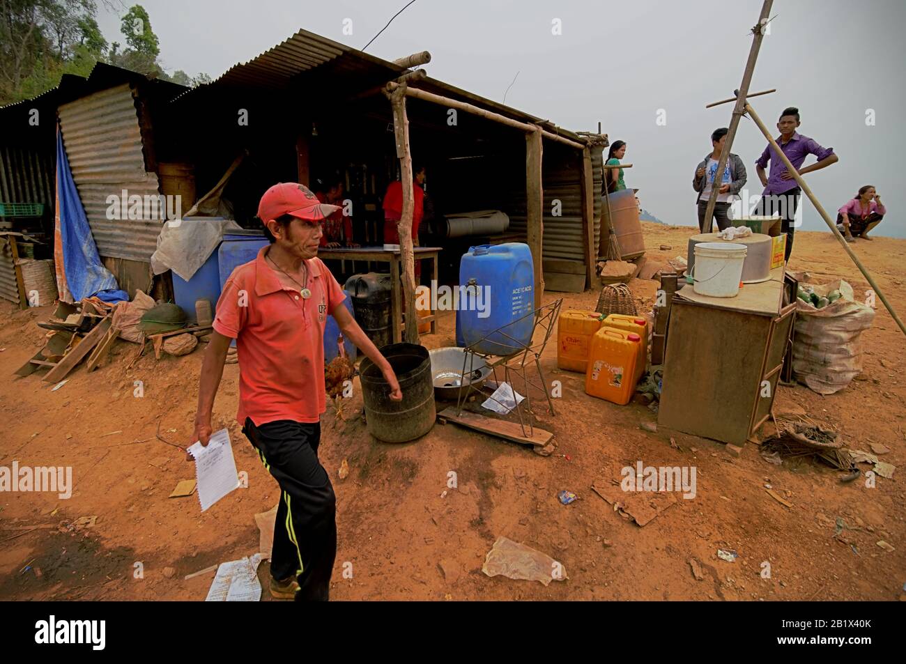 Un anno dopo i terremoti di aprile 2015, la comunità locale nel villaggio di Chandani Mandan, Kavrepalanchowk, Nepal, vive ancora in rifugi temporanei. Foto Stock