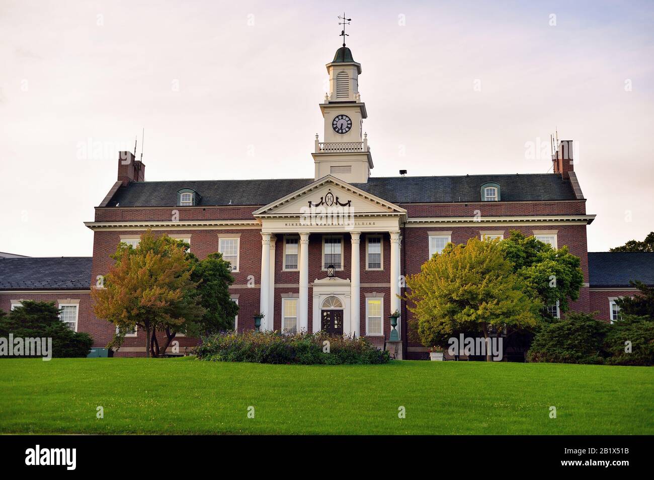 Hinsdale, Illinois, Stati Uniti. L'Hinsdale Memorial Building, un punto di riferimento locale ufficiale. Foto Stock