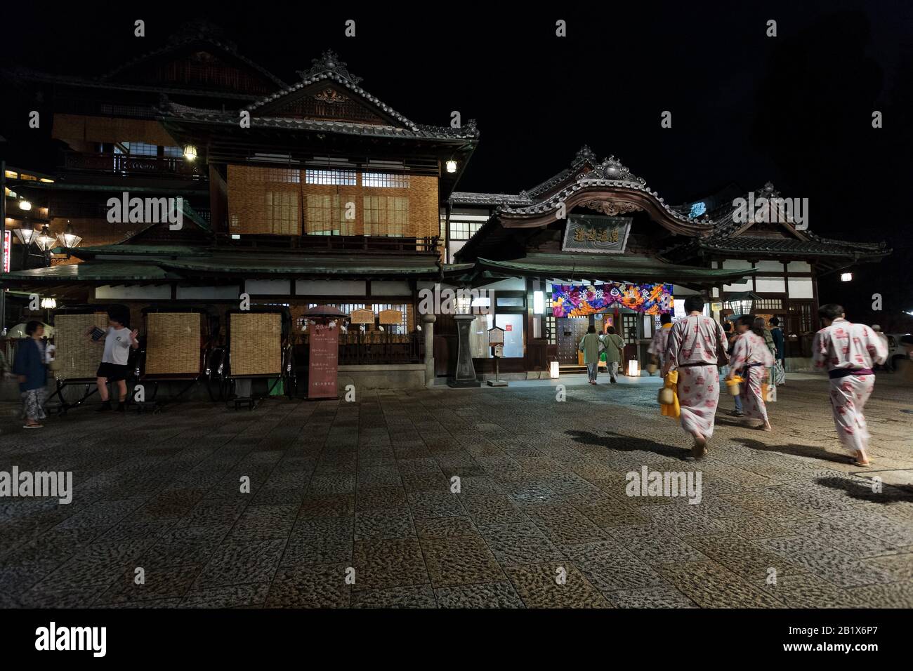 Lo storico edificio Dogo Onsen a Matsuyama di notte, Eihime, Giappone. Foto Stock