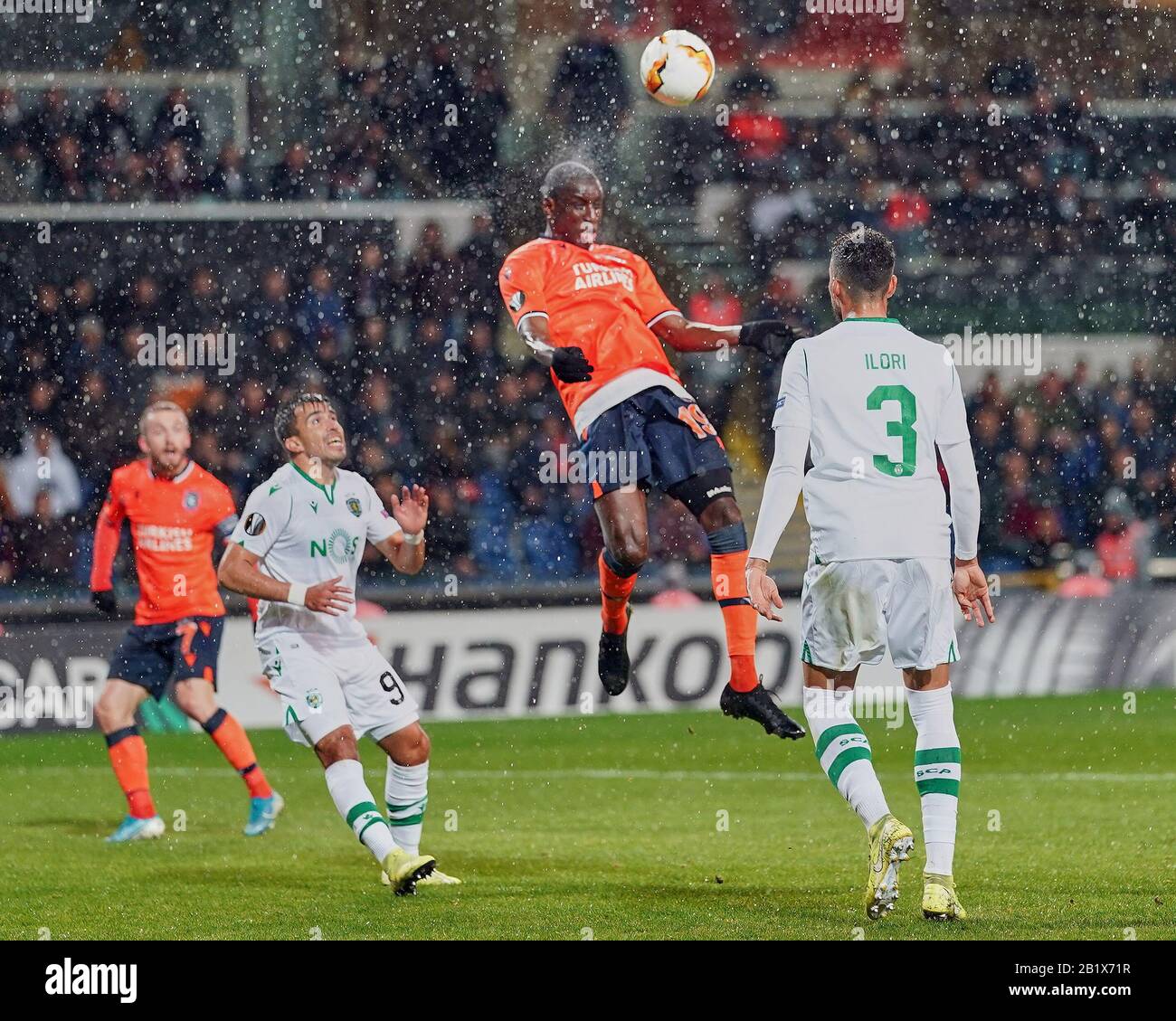 27 febbraio 2020: Demba Ba di Istanbul Basaksehir FK in testa alla palla durante Istanbul BaÅŸakÅŸehir e Sporting CP sullo stadio BaÅŸakÅŸehir Fatih Terim, Istanbul, Turchia. Prezzo Kim/CSM Foto Stock