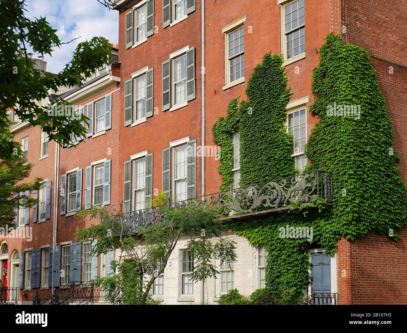 Strada storica nel quartiere Society Hill di Philadelphia con edifici coloniali Foto Stock