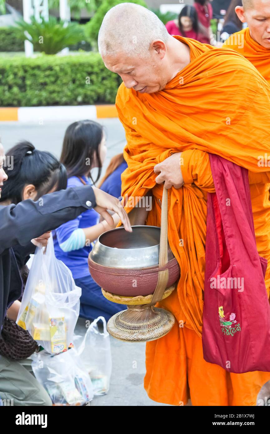 Chonburi, East, Thailand, 26 dicembre 2014 : sono monaci tailandesi. La Thailandia merita i primi giorni di monaci buddisti. Dare a obiettivi di mo tailandese Foto Stock