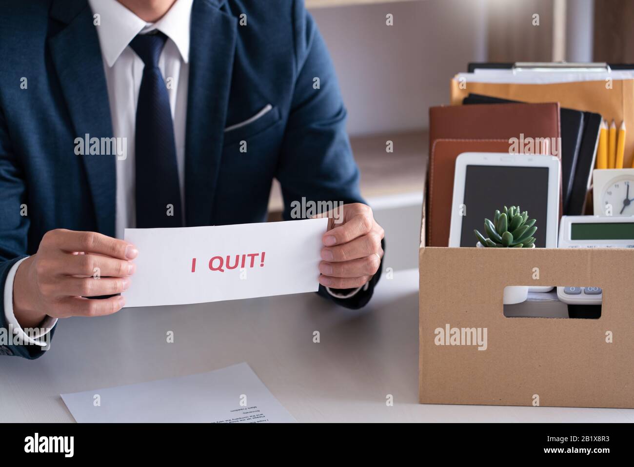 Uomo d'affari che tiene con ho lasciato la lettera della scheda delle parole, rassegnare il cambiamento del concetto di lavoro del dipendente Foto Stock