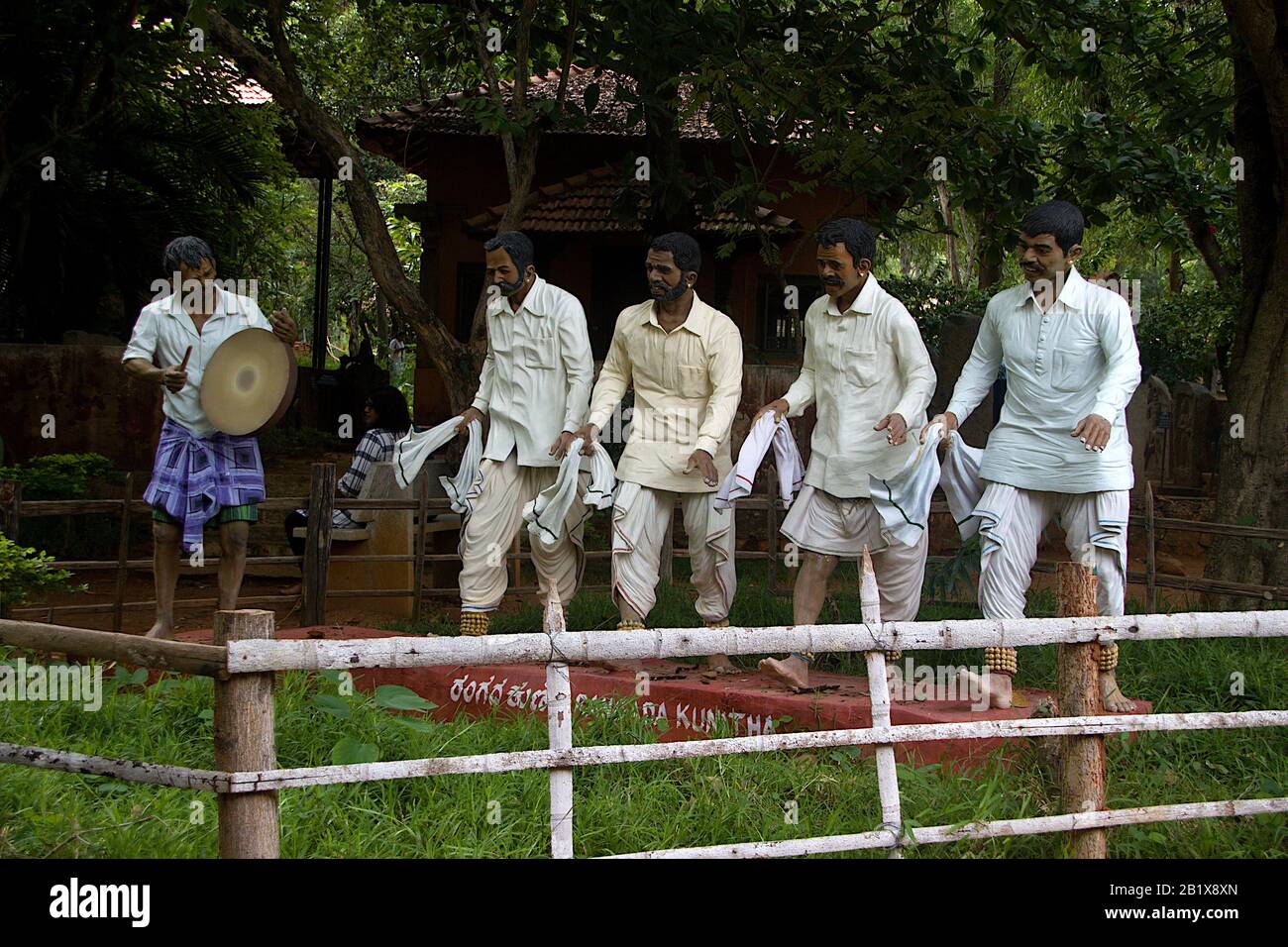 Icone di vita dei ballerini folk rurali al Janapada Loka Folk Art Museum di Ramanagara, Karnataka, India, Asia Foto Stock