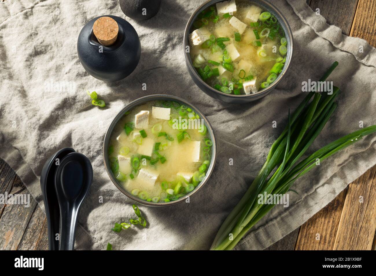 Zuppa Sana Di Tofu Miso Giapponese Con Cipolle Verdi Foto Stock