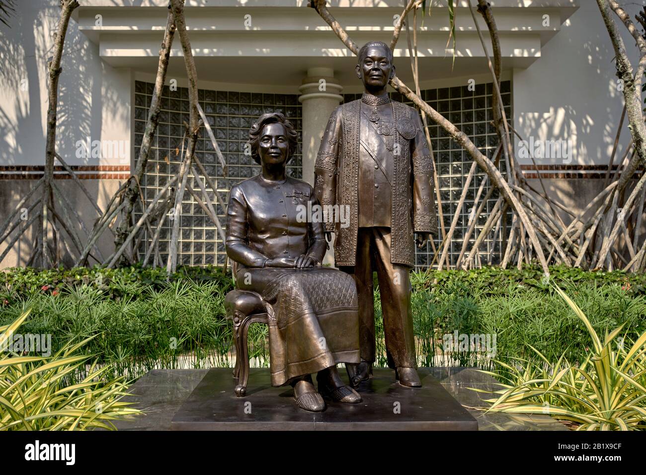 Statua del Dr. Thawit Phornprapha e moglie, il fondatore della Hall of Fame e museo a Pattaya Thailandia Sud-Est asiatico Foto Stock