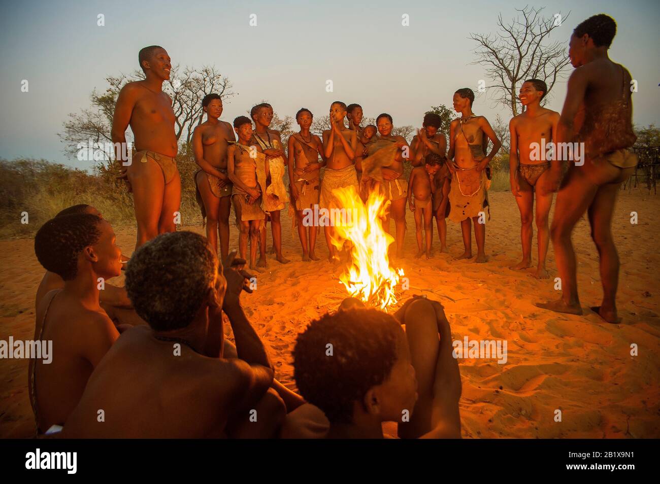 JU/'Hoansi-San Boscimani intorno al falò del Grashoek Living Museum, Namibia settentrionale Foto Stock